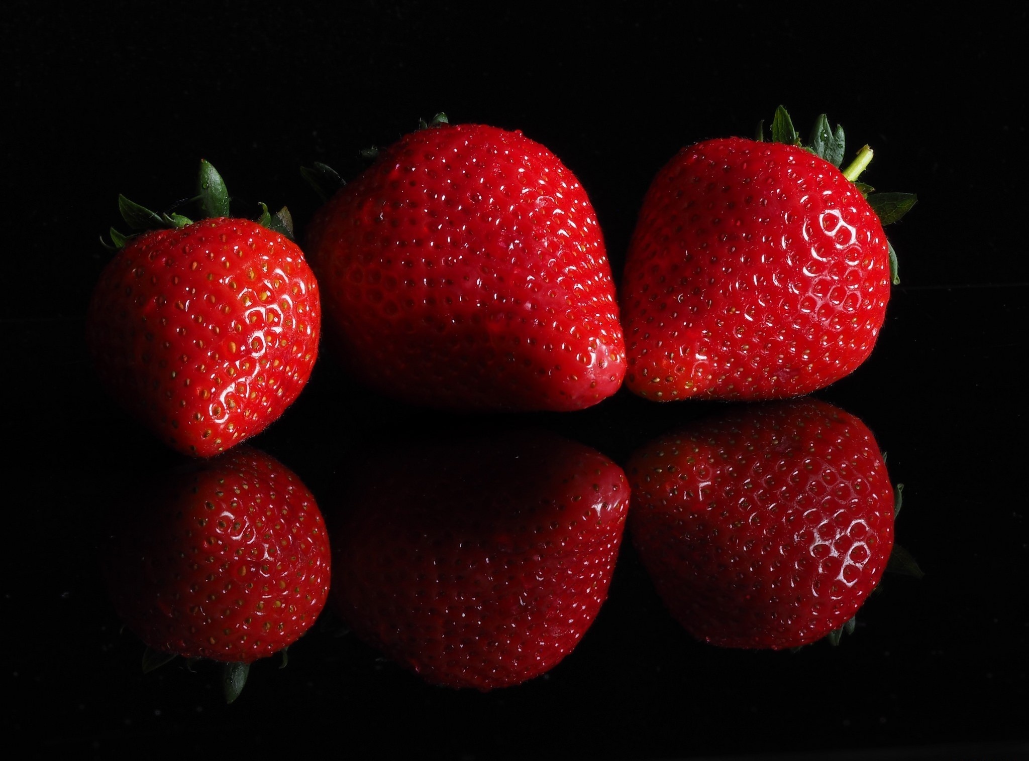 отражение клубника черный ягода