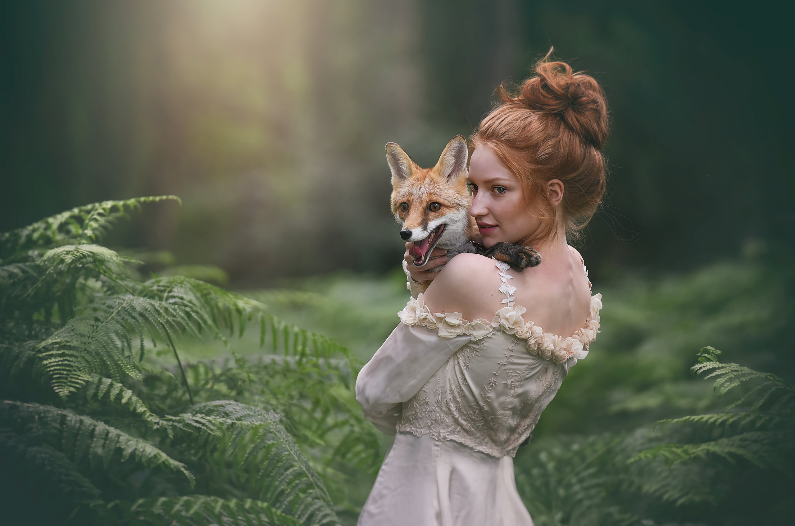 девушка платье лиса кусты