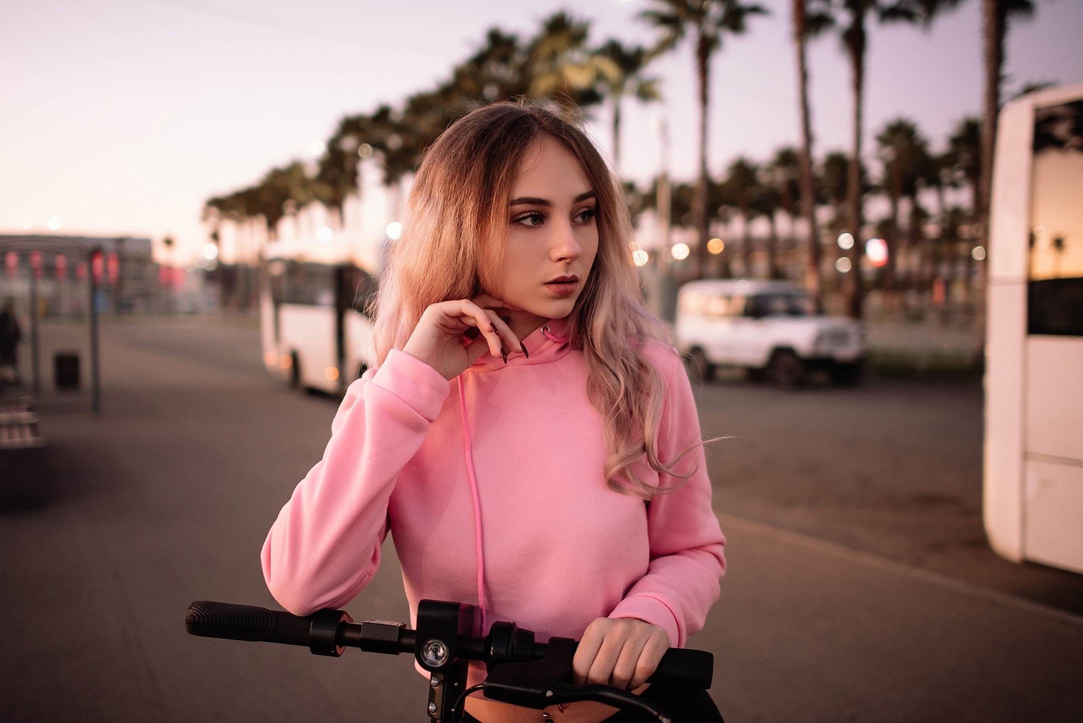 девушка улица самокат