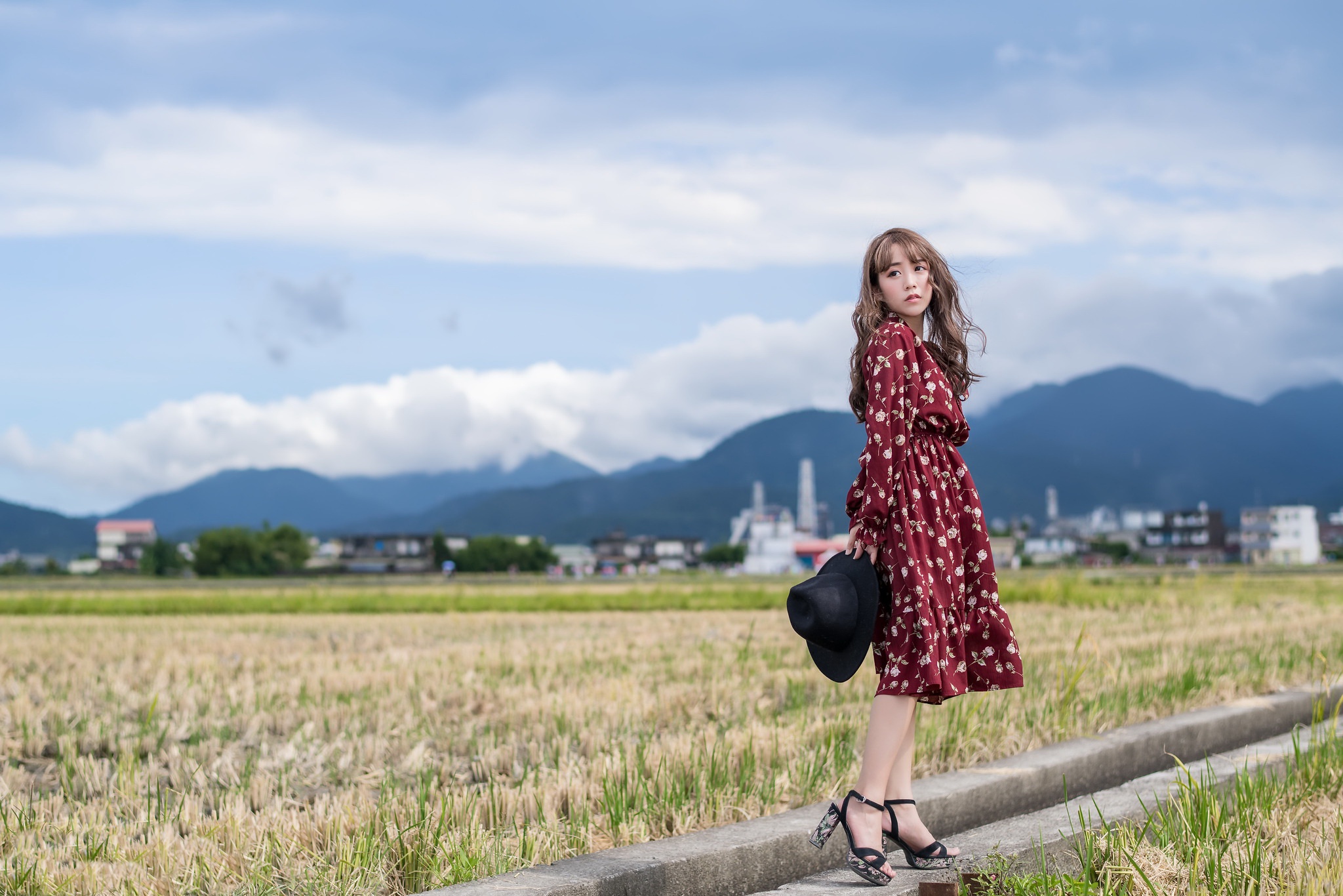 поле город девушка