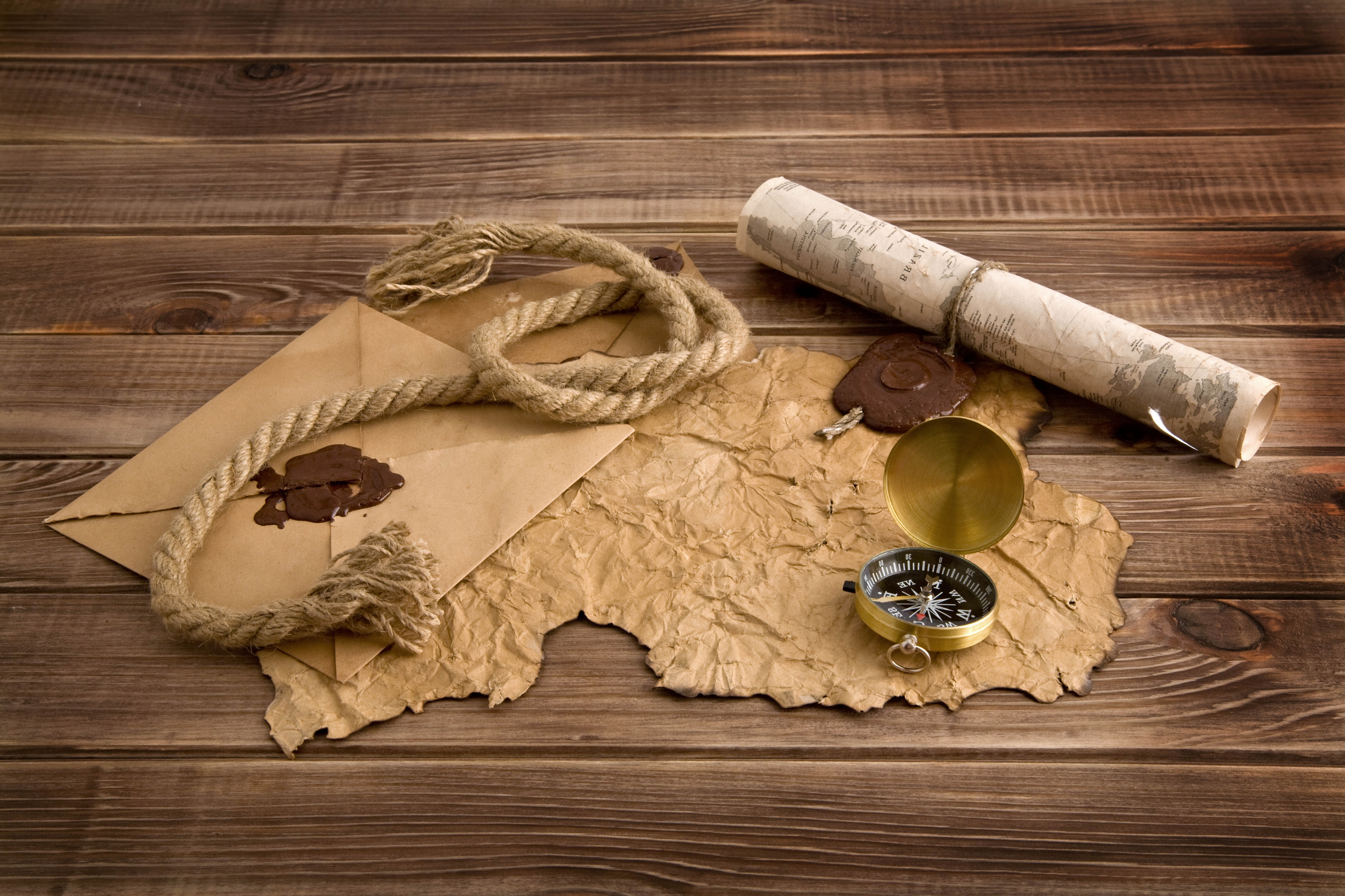 стол компас верёвка свиток письмо