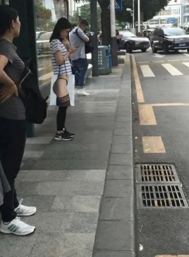 девушка на остановке фотоилюзия