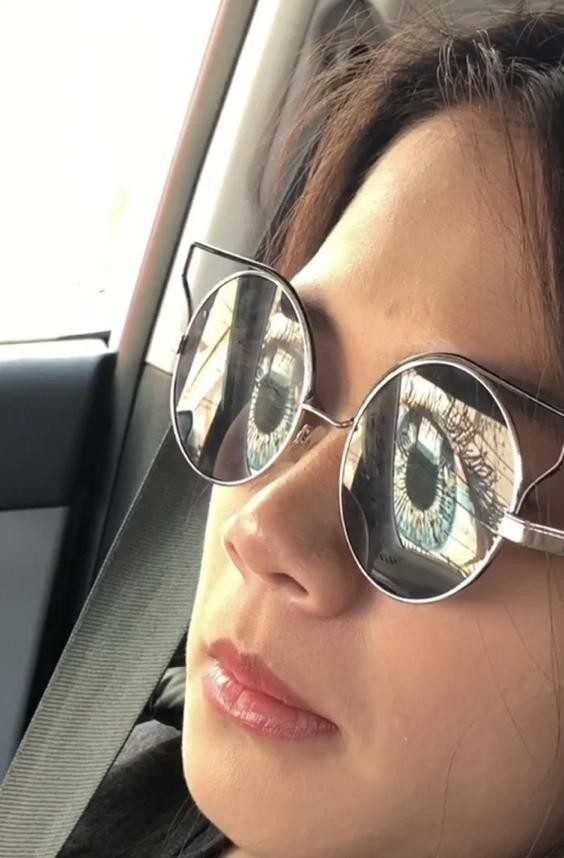 девушка в очках фотоилюзия