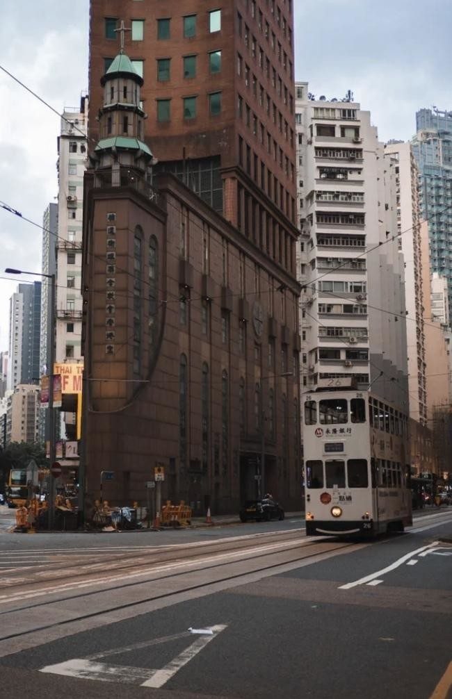 трамвай на улице фотоилюзия