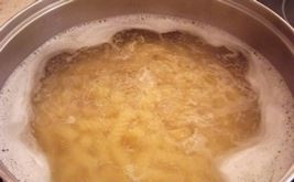 makarony s ryboy voda