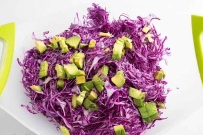salat s krasnoj kapusty i avokado 3