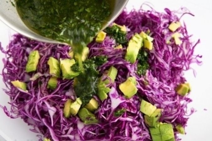 salat s krasnoj kapusty i avokado 4