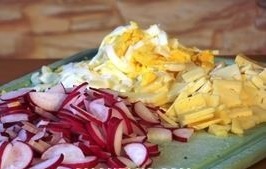 salat iz rediski i ryby yajca