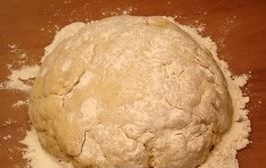 pirozhki s kartoshkoj muka na poverhnosti